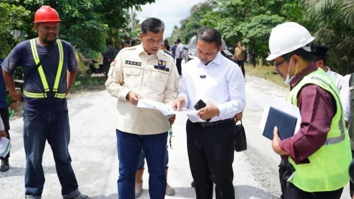 Gubernur Riau mengecek kondisi jalan rusak. (Dok Diskominfotik Riau)
