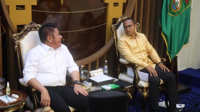 Gubernur Sumsel Herman Deru saat berdiskusi dengan Stafsus Kemenkumham RI