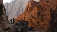 Terletak di Semenanjung Sinai Mesir, Gunung Sinai memiliki ketinggian sekitar 2.285 meter dari permukaan laut. Banyak orang mendatanginya untuk menikmati pemandangan matahari terbit dari puncaknya. Foto: iStock/Joel Carillet