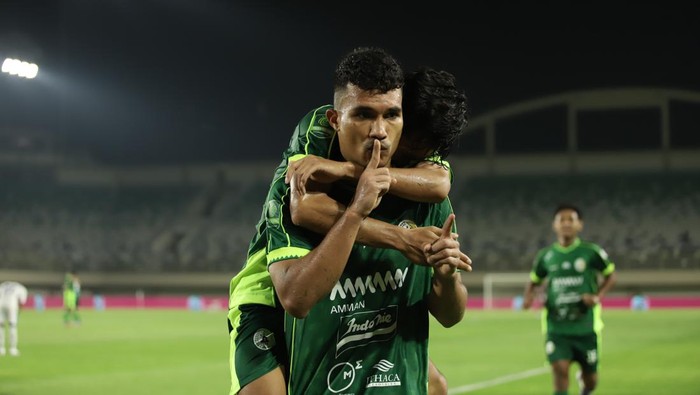 Selebrasi Gustavo Tocantins usai mencetak gol untuk PSS Sleman.