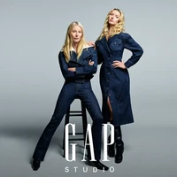 Ibu dan anak ini tampil memesona mengenakan busana serba GapStudio rancangan Zac Posen. Pemotretan dilakukan oleh fotografer Mario Sorrenti. Foto: Dok. GapStudio, TeenVogue