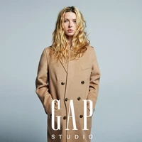 Apple Martin yang sudah beranjak dewasa mencuri perhatian saat tampil di acara Le Bal des Débutantes. Dia kemudian eksis di Paris Fashion Week 2023, duduk di front row fashion show Chanel. Foto: Dok. GapStudio, TeenVogue