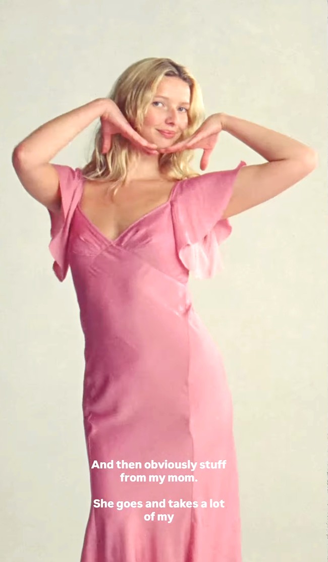 Dalam salah satu foto untuk Teen Vogue, Apple Martin tampil mengenakan gaun satin pink berlengan detail flutter. Foto: Dok. GapStudio, TeenVogue