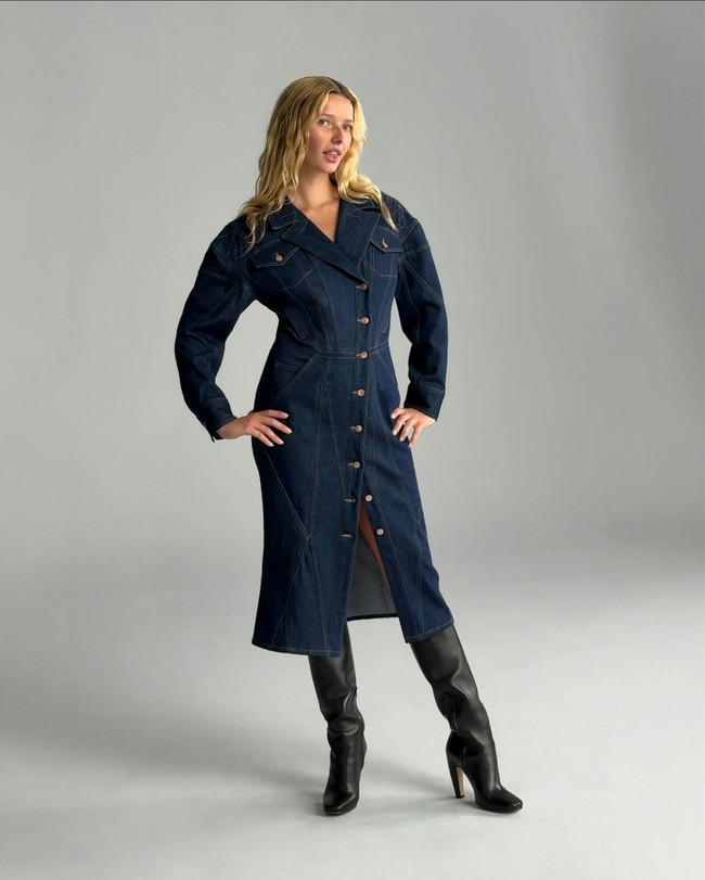 Mengenai personal style, Apple Martin yang saat ini berusia 21 tahun mengaku suka gaya yang sederhana namun memiliki sentuhan berbeda. “Tentu saja barang-barang dari ibuku,” tambahnya. Dia sering mengambil baju-bajuku dari tahun 90-an, timpal Gwyneth.Foto: Dok. GapStudio, TeenVogue