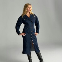 Mengenai personal style, Apple Martin yang saat ini berusia 21 tahun mengaku suka gaya yang sederhana namun memiliki sentuhan berbeda. “Tentu saja barang-barang dari ibuku,” tambahnya. Dia sering mengambil baju-bajuku dari tahun 90-an, timpal Gwyneth.Foto: Dok. GapStudio, TeenVogue