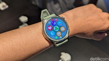 Smartwatch ini mengusung layar sentuh AMOLED berukuran 1,32 inch untuk varian 41mm dan 1,47 inch untuk varian 46mm. Foto: Virgina Maulita Putri/detikINET