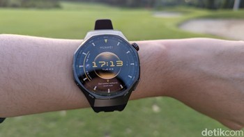 Spesifikasi layarnya sama seperti Watch GT 6 varian 46mm, namun dilapisi kaca safir premium agar tahan gores. Rangkanya juga menggunakan material titanium dan punggungnya yang menyentuh kulit menggunakan nanocrystal ceramic. Foto: Virgina Maulita Putri/detikINET