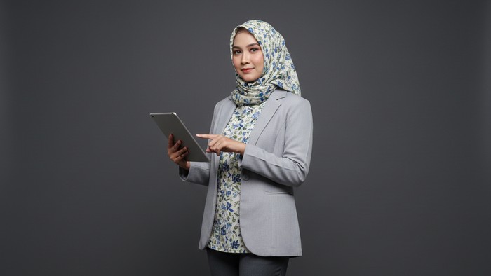 Ilustrasi berbusana batik (Gambar yang disajikan dalam artikel ini bukanlah foto asli/nyata hasil pemotretan, melainkan kreasi visual yang sepenuhnya dihasilkan oleh kecerdasan buatan Gemini AI).