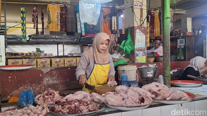Ilustrasi penjual daging ayam di pasar tradisional di Mataram.