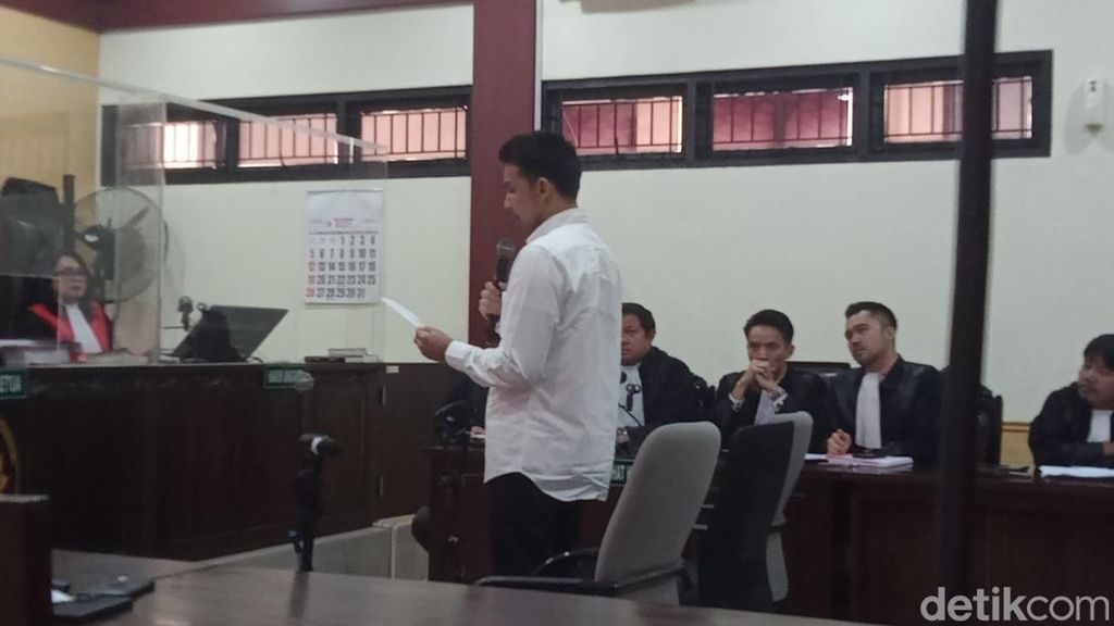 Jonathan Frizzy Menangis Bacakan Pledoi atas Kasus Vape