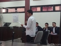 Jonathan Frizzy Menangis Bacakan Pledoi atas Kasus Vape