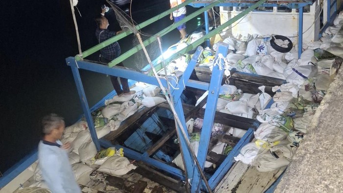 Kapal yang mengangkut pasir timah ilegal.