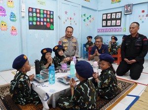Rocky Gerung Puji Dapur SPPG Polda Riau: Patut Jadi Contoh Polda Lain