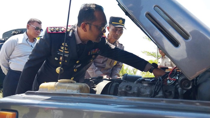 Kapolres Batu AKBP Andi Yudha Pranata saat mengecek kendaraan operasional