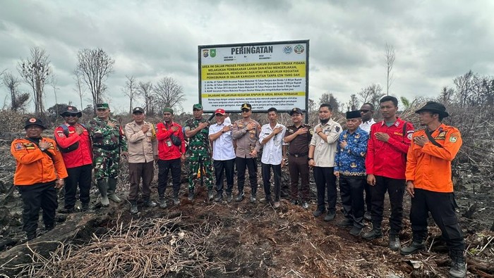 Kapolres Bengkalis AKBP Budi Setiawan pimpin pemasangan plang peringatan di lahan bekas karhutla, Rabu (1/10/2025).