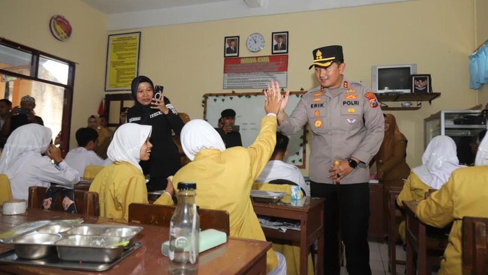 Kapolres Magetan AKBP Raden Erik Bangun Prakasa saat meninjau pelaksanaan MBG di SMPN 1 Magetan.