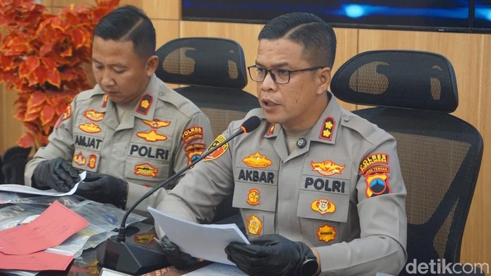 Kapolres Purbalingga, AKBP Achmad Akbar memberikan keterangan kasus pembacokan menewaskan pasangan lansia saat ungkap kasus di Mapolres Purbalingga, Rabu (1/10/2025).