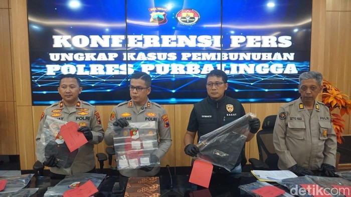 Kapolres Purbalingga, AKBP Achmad Akbar menunjukkan barang bukti pembacokan lansia hingga tewas saat ungkap kasus di Mapolres Purbalingga, Rabu (1/10/2025).