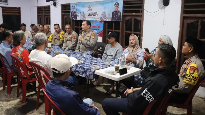 Kapolres Pelabuhan Tanjung Priok, AKBP Martuasah Hermindo Tobing mengunjungi satuan keamanan lingkungan (Satkamling) Sekretariat RW 011, Pelabuhan Muara Angke, Selasa (30/9/2025).