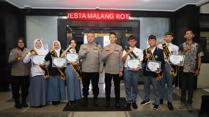 Kapolresta Malang Kota Kombes Pol Nanang Haryono saat menerima enam pelajar sebagai Duta Kamtibmas Polresta Malang Kota