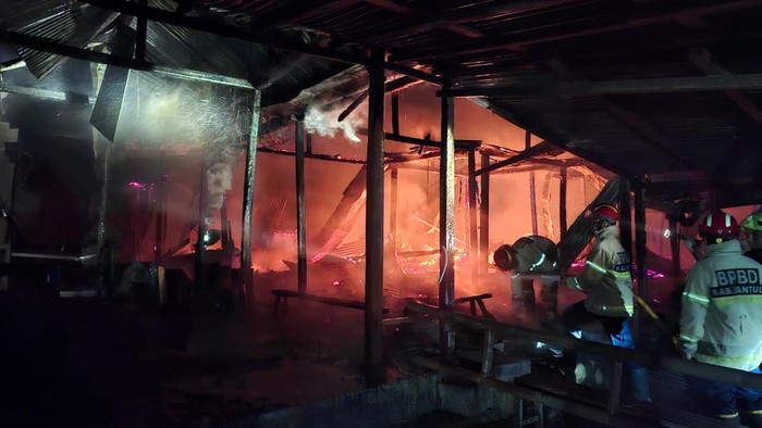 Petugas saat melakukan pemadaman kios yang terbakar di kebun buah Mangunan, Dlingo, Bantul, Rabu (1/10/2025).