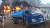 Truk suplai air di lokasi kebakaran. Proses pemadaman didukung 7 unit mobil pemadam dan 8 unit truk suplai air, total 15 armada.