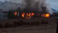 Kebakaran hunian pekerja di IKN tampak dari kejauhan. Api dilaporkan muncul di beberapa kamar hunian pekerja di Tower 14. Titik kebakaran berada di sebagian lantai 2 lalu menjalar ke lantai 3 dan 4.
