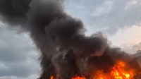 Kepulan asap membubung. Saat ini aparat terkait masih melakukan investigasi soal penyebab kebakaran tersebut.