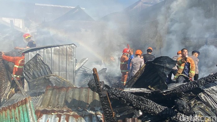 Kebakaran itu terjadi di Jalan Reformasi, Kelurahan Tirosompe, Kecamatan Bacukiki Barat, Parepare.