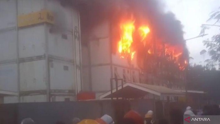 Kebakaran yang melanda di Tower 14 HPK IKN di Kecamatan Sepaku, Kabupeten Penajam Paser Utara, Provinsi Kalimantan Timur, Rabu (1/10/2025).
