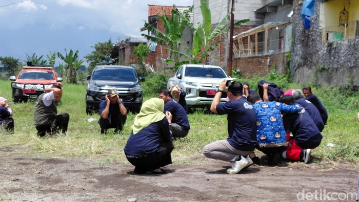 Kegiatan sekolah lapang gempa bumi dan tsunami di Garut.