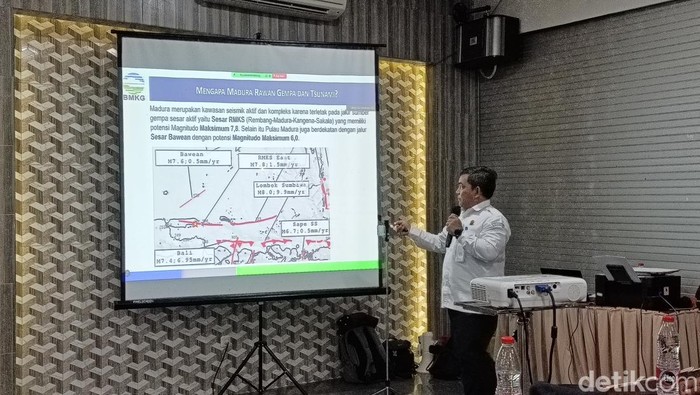 Kegiatan Sekolah Lapang Gempa Bumi dan Tsunami (SLG) di Kabupaten Pamekasan.