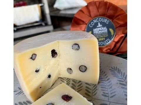 Keju campur semut panggang.