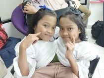 Semangat Kembar Siam Dewi-Putri asal Garut, Buktikan Tak Ada Batasan Meski Tubuh Menyatu