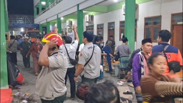 Kepanikan yang terjadi saat getaran gempa dirasakan di Ponpes Al Khoziny Sidoarjo.