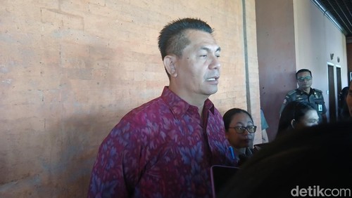 Ketua DPRD Bali Dewa Made Mahayadnya diwawancarai usai rapat bersama Pemprov Bali, Rabu (1/10/2025).