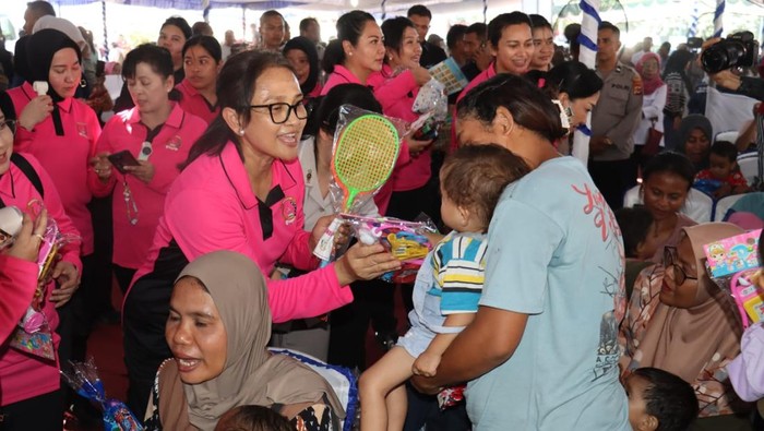 Ketua Umum Bhayangkari, Ny Julianti Sigit Prabowo, meninjau kegiatan bakti kesehatan Bhayangkari Peduli di Kabupaten Ende, Nusa Tenggara Timur (NTT)