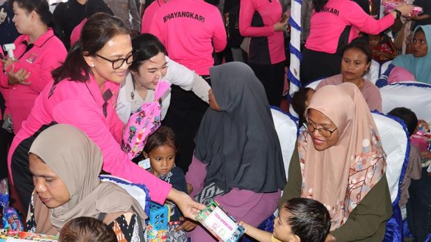 Ketua Umum Bhayangkari, Ny Julianti Sigit Prabowo, meninjau kegiatan bakti kesehatan Bhayangkari Peduli di Kabupaten Ende, Nusa Tenggara Timur (NTT)