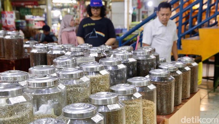 Kopi Lokal Jadi Sorotan di Hari Kopi Dunia Sejumlah pembeli terlihat memilih berbagai jenis biji kopi di Dunia Kopi Pasar Santa, Jakarta, Rabu (1/10/2025). Suasana gerai dipadati pencinta kopi yang merayakan Hari Kopi Dunia.