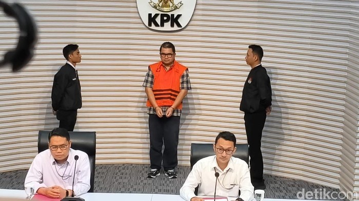 KPK menahan eks Dirut PT Perusahaan Gas Negara (PGN) Hendi Prio Santoso (HPS) dalam perkara korupsi terkait transaksi jual beli gas. (Kurniawan F/detikcom)