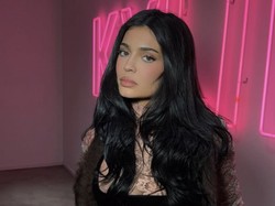 Kylie Jenner Pamer Gaya Seksi dengan Bodysuit Transparan