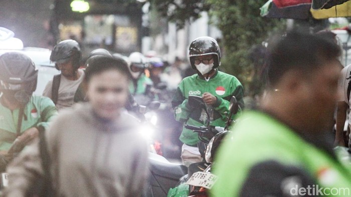 Pengemudi ojol menurunkan penumpang di Stasiun Palmerah, Jakarta, Rabu (1/10/2025). Pengemudi ojol bisa mendapatkan bonus Rp 500 ribu dari polisi jika mampu merekam dan melaporkan kejahatan di jalan raya.