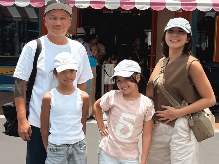 Liburang Gading, Gisel, Gempi ke Singapura