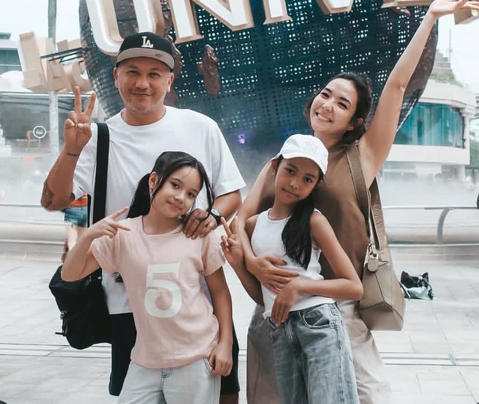 Liburang Gading, Gisel, Gempi ke Singapura