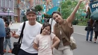 Momen seru-seruan liburan bertiga tentunya tak boleh dilewatkan pasangan orang tua kompak bersama putrinya yang kini berusia 10 tahun. (dok. Instagram gadiiing)