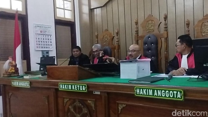 Majelis hakim di Pengadilan Negeri Medan dengan terdakwa Dirut PT DNG M Akhirun Piliang alias Kirun dan Direktur PT RN. M Rayhan Dulasmi Piliang. (Nizar Aldi/detikSumut)