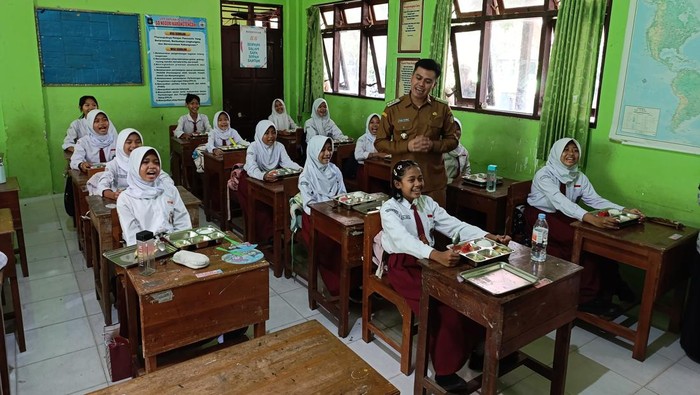 Makan bergizi gratis di SD Kota Blitar.