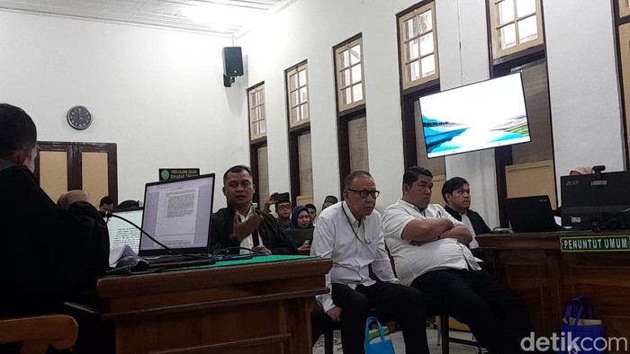 Mantan Kapolres Tapsel AKBP Yasir Ahmadi (kiri) saat memberikan kesaksian di Pengadilan Negeri Medan. (Nizar Aldi/detikSumut)