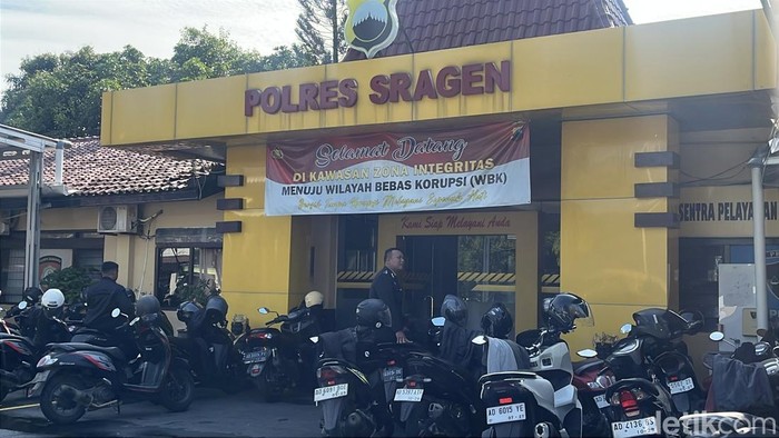 Mapolres Sragen yang didatangi warga dan menyiram BBM, Rabu (1/10/2025).