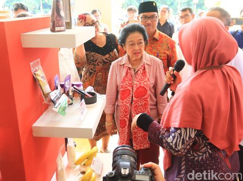 Megawati Soekarnoputri menanam pohon bodhi di UGM, Rabu (1/10/2025).